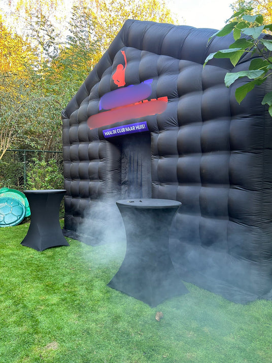 Aufblasbares Partyzelt mit LED-Beleuchtung bei Nacht in Münster